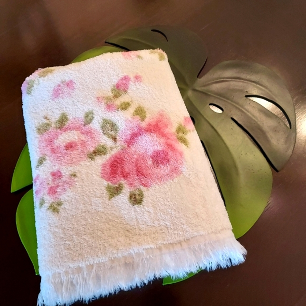 Vintage 1960's Golden Dolphin Rose Flower Bath Towel. - Picture 7 of 7